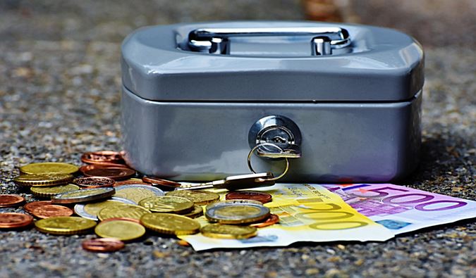 Handling Money | Egypt